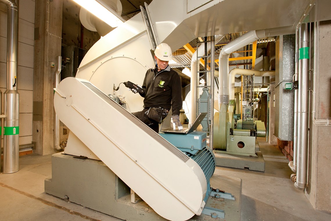 Man using Leonova Diamond for field measurements in industrial environment Man using Leonova Diamond for field measurements in industrial environment