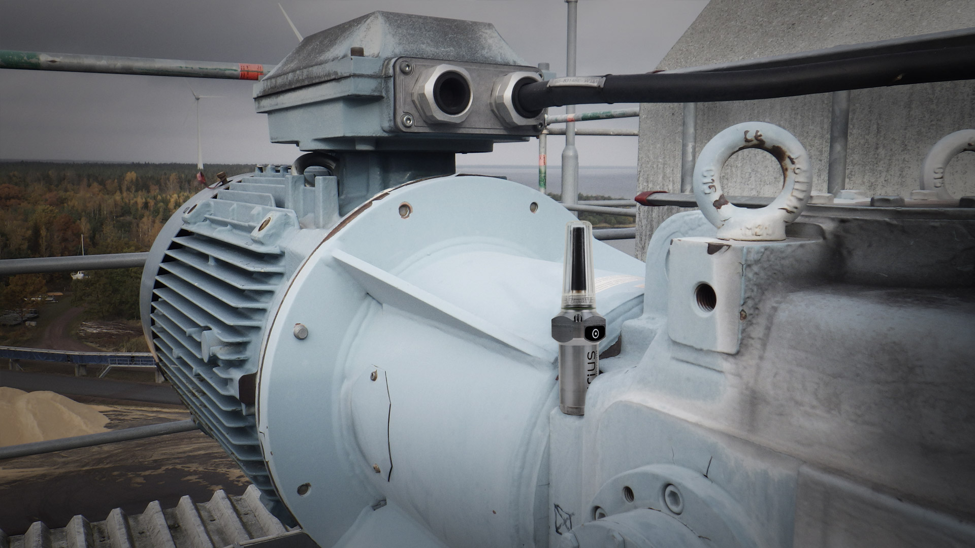 The Airius LTE-M sensor installed on a gearbox in outdoor environment The Airius LTE-M sensor installed on a gearbox in outdoor environment